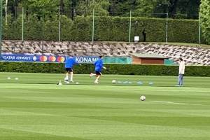 记者:劳塔罗单独训练,帕瓦尔、弗拉泰西、姆希塔良能赶上对蓝鹰