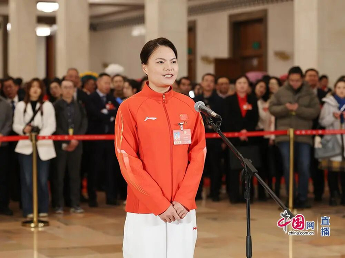 星空体育平台-江西奥运冠军徐诗晓亮相两会“代表通道”！|水上运动|全国两会|中国奥运代表团|巴黎奥运会|世锦赛_新浪新闻